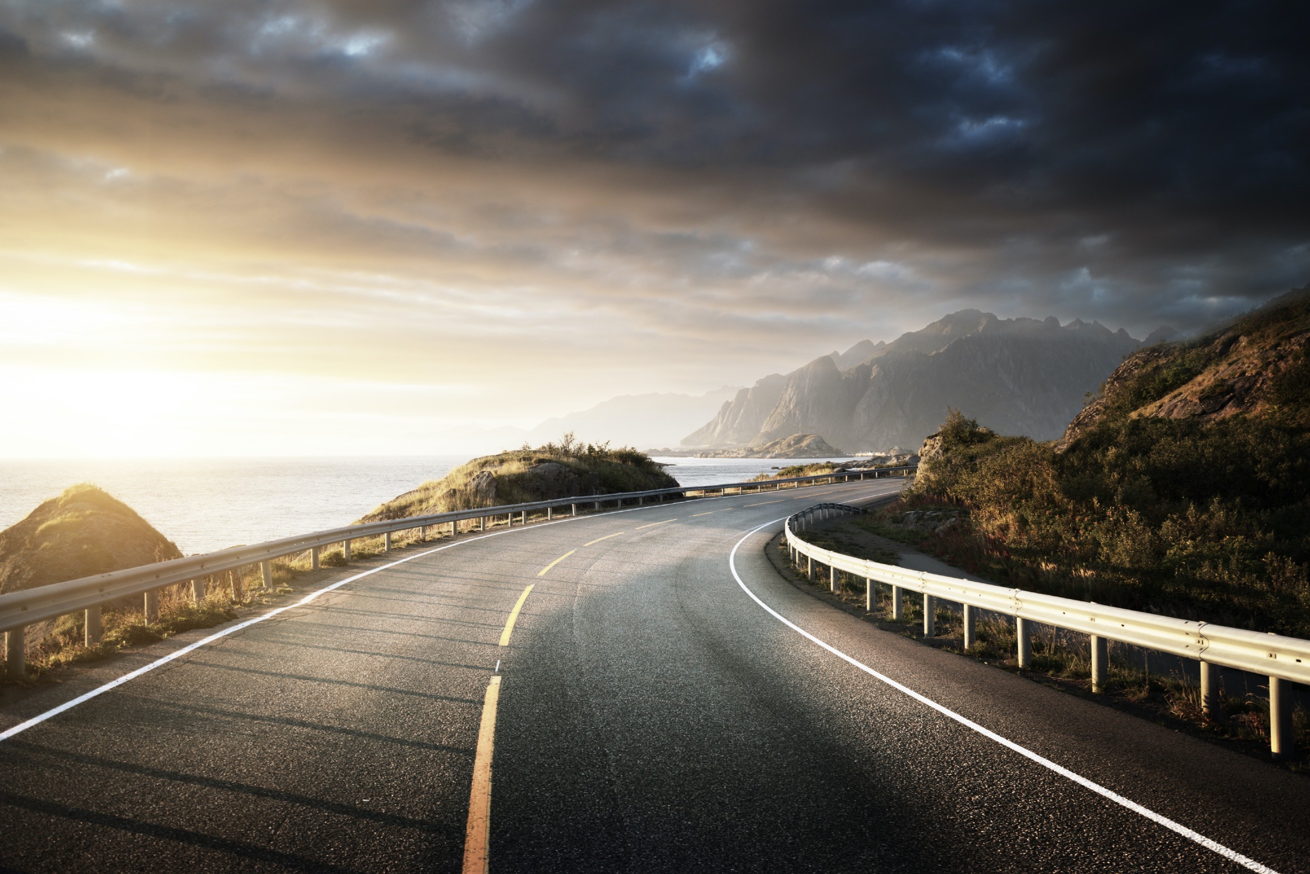 Carretera costera entre montañas